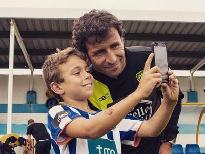 Senyum Luis Milla Saat Bersama Anak-anak