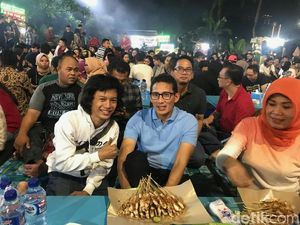 Sandiaga Ngamen di Sate Taichan Senayan