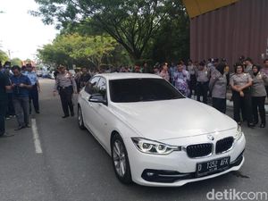 Ini Mobil BMW yang Dinaiki Neno Warisman saat Dihadang di Pekanbaru Ini Mobil BMW yang Dinaiki Neno Warisman saat Dihadang di Pekanbaru