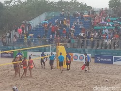 Seruan Ayo Ayo Indonesia di Tengah Hujan Cabang Voli Pantai