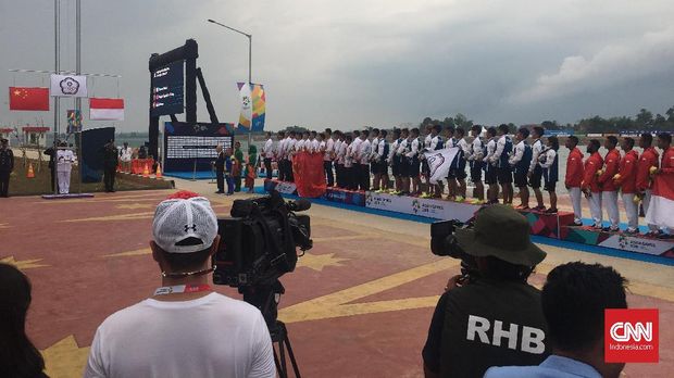 Pengalungan medali perahu naga nomor 500 meter Asian Games 2018.