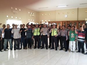 Polisi Berdayakan 50 Pak Ogah Bantu Atur Lalin di Depok Polisi Berdayakan 50 Pak Ogah Bantu Atur Lalin di Depok