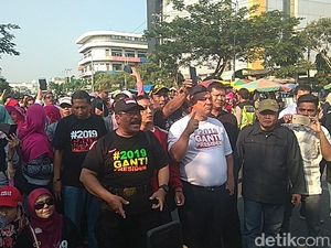 Peserta Deklarasi #2019 GantiPresiden Berdatangan di Tugu Pahlawan Peserta Deklarasi #2019 GantiPresiden Berdatangan di Tugu Pahlawan
