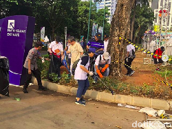 Sukseskan Maraton Asian Games, Menlu Pungut Sampah di GBK