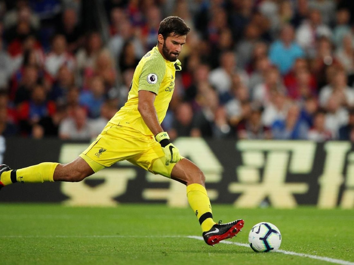 Alisson Becker kini jadi kiper inti Liverpool (John Sibley/Reuters)