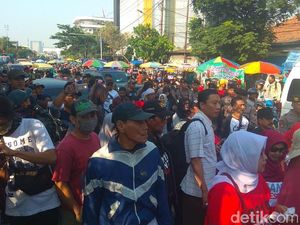 Dibubarkan, Massa #2019GantiPresiden Keliling Tugu Pahlawan Dibubarkan, Massa #2019GantiPresiden Keliling Tugu Pahlawan