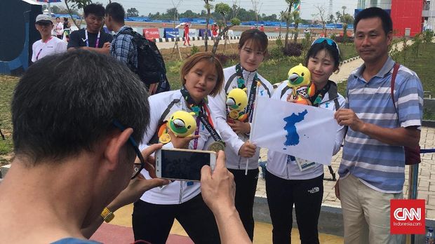 Para fan dari Korea Utara terkesan dengan keramahan orang-orang Indonesia. (