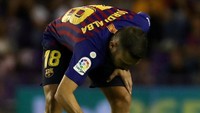 Rumput di lapangan Stadion Jose Zorrilla banyak yang terlepas. Bahkan Jordi Alba tertangkap kamera sedang mengangkat beberapa bagian rumput. (Foto: Sergio Perez/Reuters)