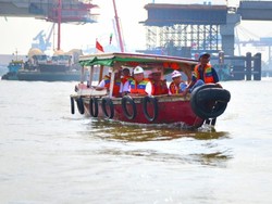 Naik Perahu, Menteri PUPR Tinjau Proyek Jembatan Musi