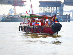 Naik Perahu, Menteri PUPR Tinjau Proyek Jembatan Musi Naik Perahu, Menteri PUPR Tinjau Proyek Jembatan Musi