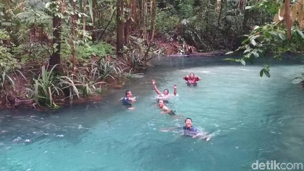 Foto: Berenang di Sungai Sebiru Kristal di Raja Ampat