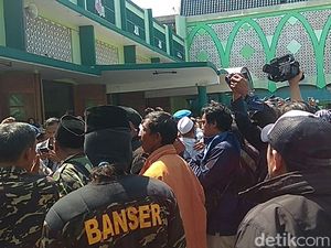 Banser dan Pro Deklarasi #2019GantiPresiden Ricuh di Masjid Banser dan Pro Deklarasi #2019GantiPresiden Ricuh di Masjid