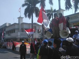 Hotel Ahmad Dhani Menginap Dikepung Massa Tolak #2019GantiPresiden Hotel Ahmad Dhani Menginap Dikepung Massa Tolak #2019GantiPresiden