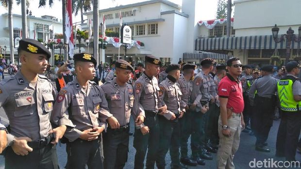 Polisi berjaga di Hotel Majapahit