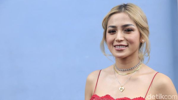 Seksinya Jessica Iskandar Bergaun Merah