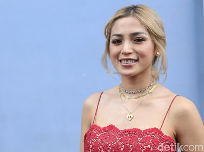 Seksinya Jessica Iskandar Bergaun Merah