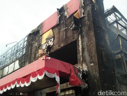 Sudah 10 Jam, Petugas Masih Padamkan Api di BJ Home BSD