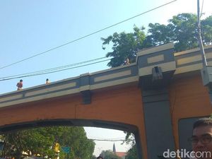 Massa Deklarasi #2019GantiPresiden di Surabaya Dilempari Batu Massa Deklarasi #2019GantiPresiden di Surabaya Dilempari Batu
