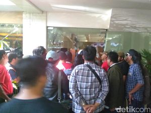 Ahmad Dhani Terus Dikejar Massa Tolak #2019GantiPresiden di Surabaya Ahmad Dhani Terus Dikejar Massa Tolak #2019GantiPresiden di Surabaya