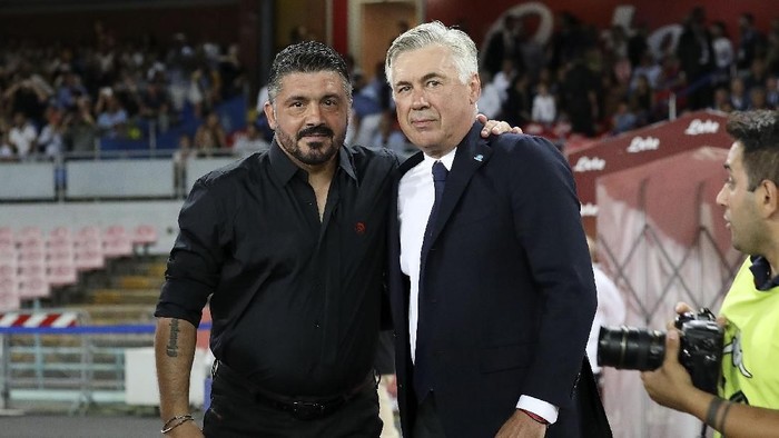 NAPLES, ITALY - AUGUST 25:  Coach of SSC Napoli Carlo Ancelotti greets coach of AC Milan Gennaro Gattuso before the serie A match between SSC Napoli and AC Milan at Stadio San Paolo on August 25, 2018 in Naples, Italy.  (Photo by Francesco Pecoraro/Getty Images)