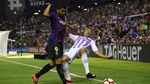 Barcelona Menang di Lapangan Berlubang