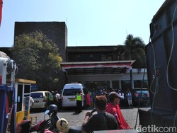 Dikepung Massa Anti #2019GantiPresiden, Jumpa Pers Ahmad Dani Batal