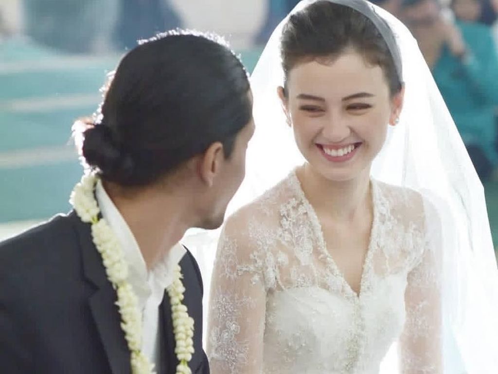 Resepsi Pernikahan Kimberly Ryder-Edward Akbar Bernuansa Biru Resepsi Pernikahan Kimberly Ryder-Edward Akbar Bernuansa Biru