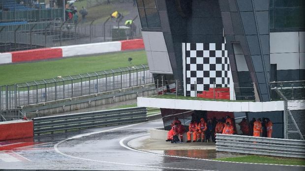 Trek MotoGP 2018 belum juga kering, bahkan suasana trek Sirkuit Silvestone berkabut. (