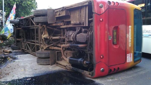 Foto TransJ Terguling karena Tabrak Pohon di Jaksel