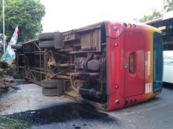 TransJ Terguling Tabrak Pohon di Jaksel karena Hindari Pemotor