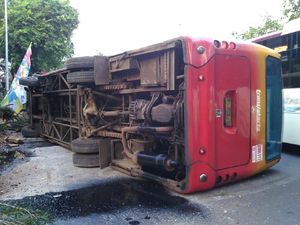 Foto TransJ Terguling karena Tabrak Pohon di Jaksel Foto TransJ Terguling karena Tabrak Pohon di Jaksel