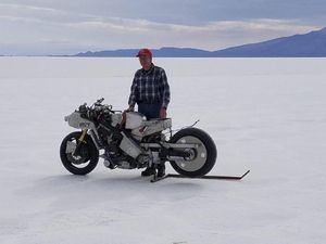 Keren! Kakek Ini Ngebut 477 km/jam Naik Motor Rakitannya Sendiri Keren! Kakek Ini Ngebut 477 km/jam Naik Motor Rakitannya Sendiri