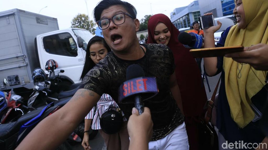 Ciyee... Andika Mahesa Gandeng Cewek Berjilbab, Pacar Baru? Ciyee... Andika Mahesa Gandeng Cewek Berjilbab, Pacar Baru?