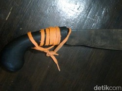 Adu Mulut, Pria di Sukabumi Terkapar Dibacok Golok