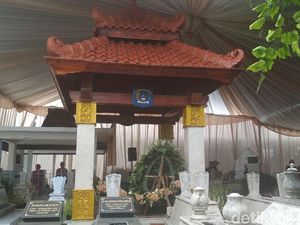 Istri Kapolri Pugar Makam Ketua Bhayangkari Pertama Istri Kapolri Pugar Makam Ketua Bhayangkari Pertama