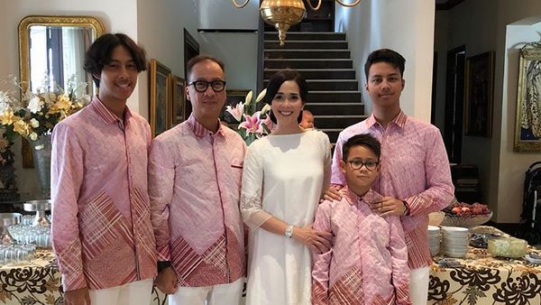 Potret Harmonis Keluarga Mensos Agus Gumiwang Kartasasmita