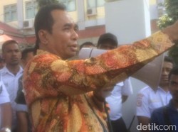 Gelar Demo, Mahasiswa Serahkan Bukti Pungli ke Rektor Unpatti