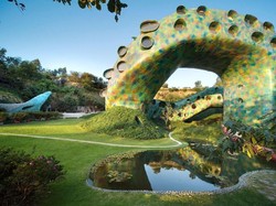 Mau Tidur di Dalam Perut Ular Raksasa?