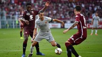 Javier Pastore diboyong AS Roma setelah menyetor 24,7 juta euro ke PSG. Padahal nilai aslinya cuma 7,6 juta euro atau ada selisih 17,1 juta euro. (Foto: Valerio Pennicino/Getty Images)