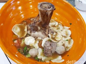 Chop Buntut Cak Yo: Puas Makan Bakso Buntut Plus Rusuk Sum Sum Jumbo