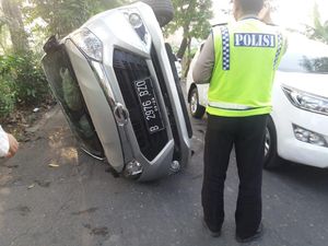Sandal Pengemudi Nyangkut di Pedal Gas, Mobil Ini Tabrak Pohon