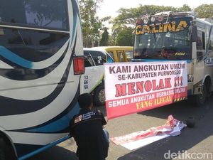 Angkutan Umum Mogok, Warga Purworejo Numpang Truk Polisi Angkutan Umum Mogok, Warga Purworejo Numpang Truk Polisi