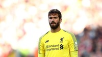 Alisson Becker jadi satu dari dua kiper dengan clean sheet terbanyak sejauh ini. Bersama Ederson Moraes (Manchester City), kiper Liverpool ini sudah mencatatkan tujuh clean sheet. (Foto: Jan Kruger/Getty Images)