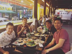 Begini Nih Gaya Nongkrong a la Pebulutangkis Muda Fajar Alfian