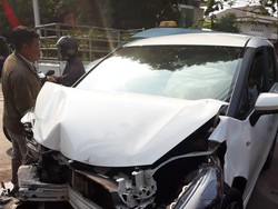 Adu Banteng 2 Mobil di Depan IPDN, Tak Ada Korban