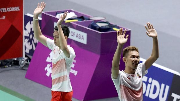 Pebulu tangkis ganda putra Indonesia Muhammad Rian Ardianto (kiri) dan Fajar Alfian (kanan) melakukan selebrasi usai menundukkan pebulu tangkis Cina Li Junhui dan Liu Yuchen, pada babak semifinal Asian Games 2018 di Istora Senayan, Jakarta, Senin (27/8). ANTARA FOTO/INASGOC/Nafielah Mahmudah/tom/18.