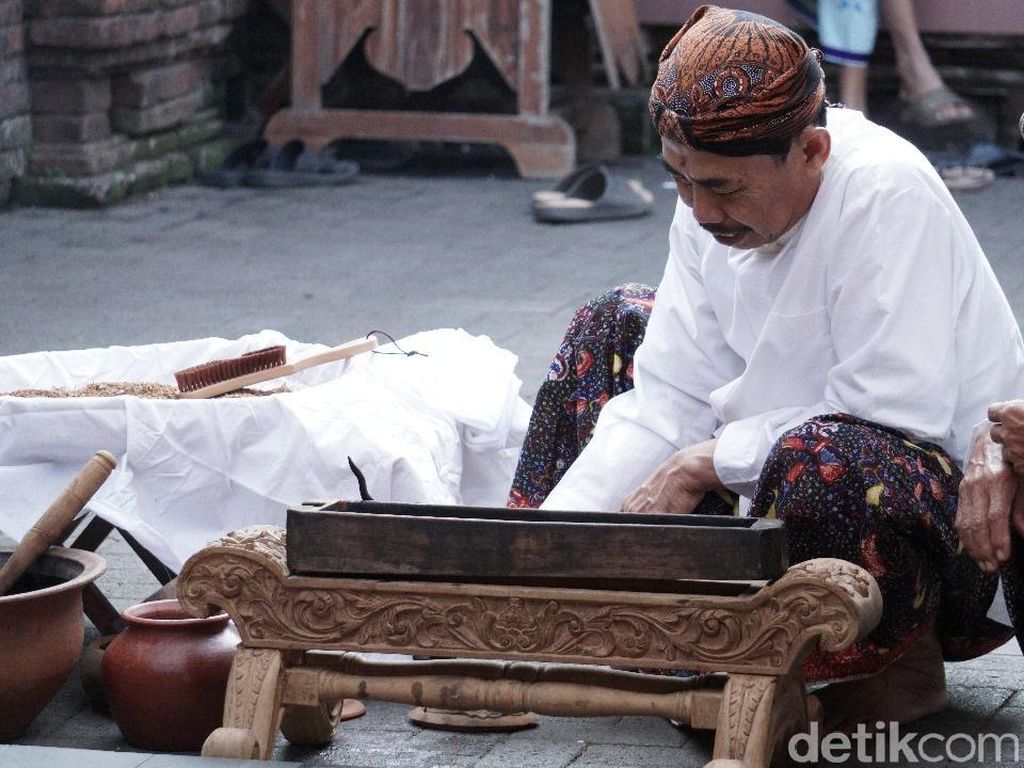 Keris Pusaka Peninggalan Sunan Kudus Dijamas Keris Pusaka Peninggalan Sunan Kudus Dijamas