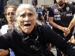 Bubarkan Demo Para Nenek di Turki, Polisi Tembakkan Gas Air Mata