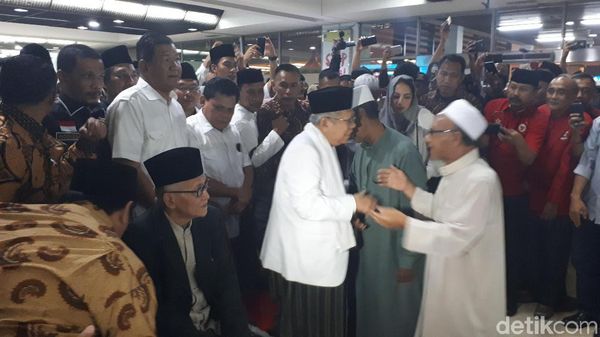 Potret Penyambutan Kiai Maruf Pulang dari Tanah Suci