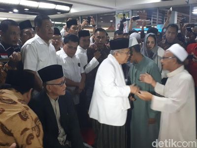 Potret Penyambutan Kiai Maruf Pulang dari Tanah Suci